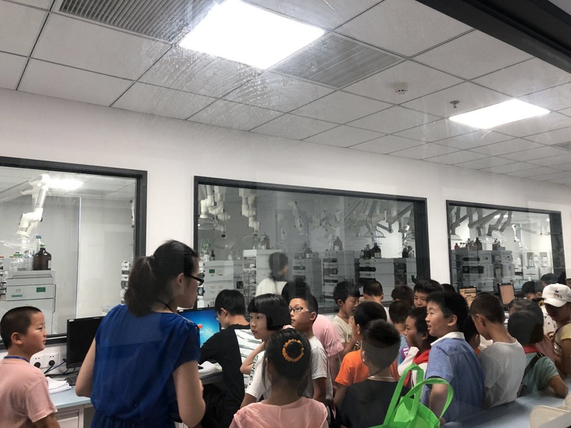 《绍兴晚报》小记者走进佰福国际深度体验公司新文化-佰福国际药业