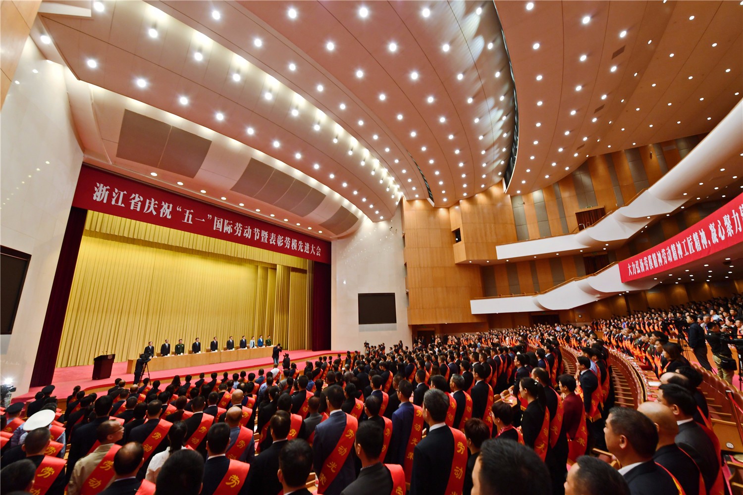 公司董事长吕钢被授予“浙江省劳动模范”称呼-佰福国际药业